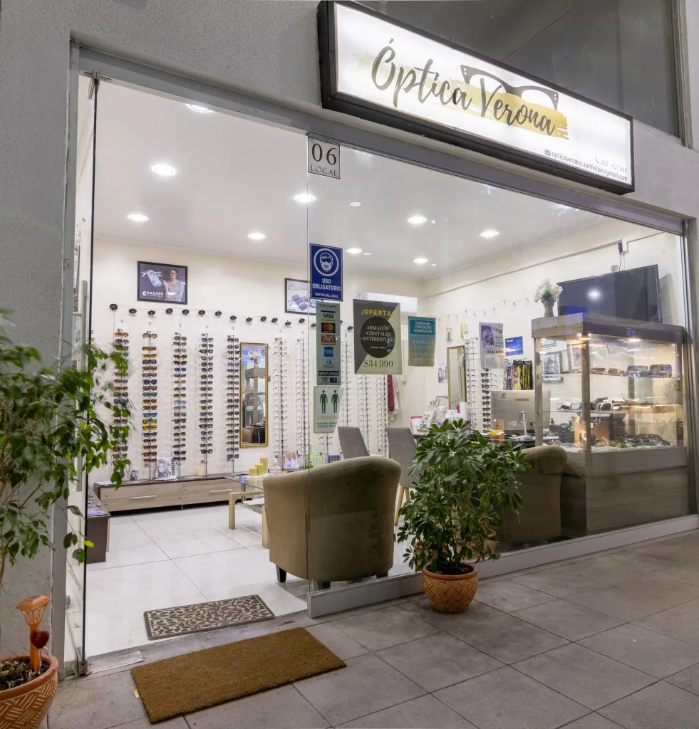 Fachada de Óptica Verona en el Boulevard Prat, San Felipe, con sus vitrinas de armazones